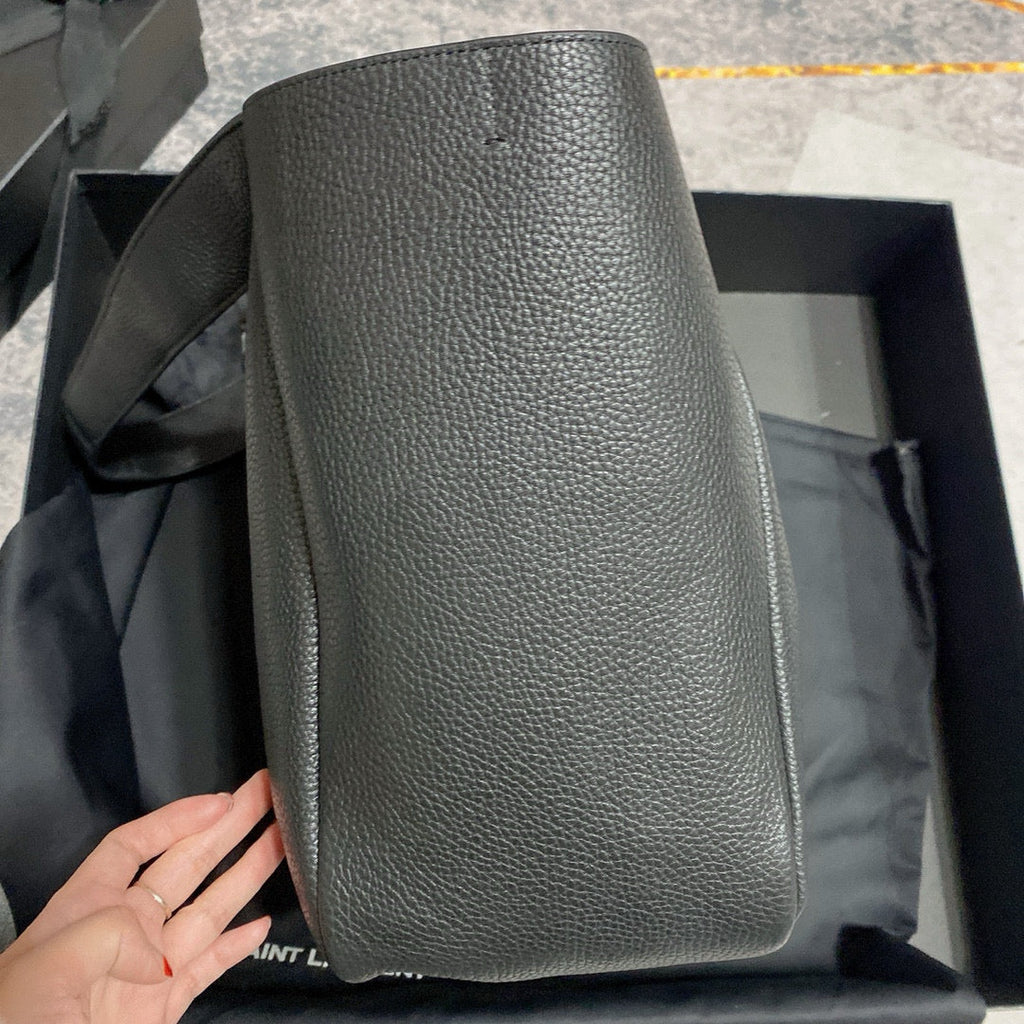 Saint Laurent Le 5 À 7 Bea in Grained Leather Black Bag