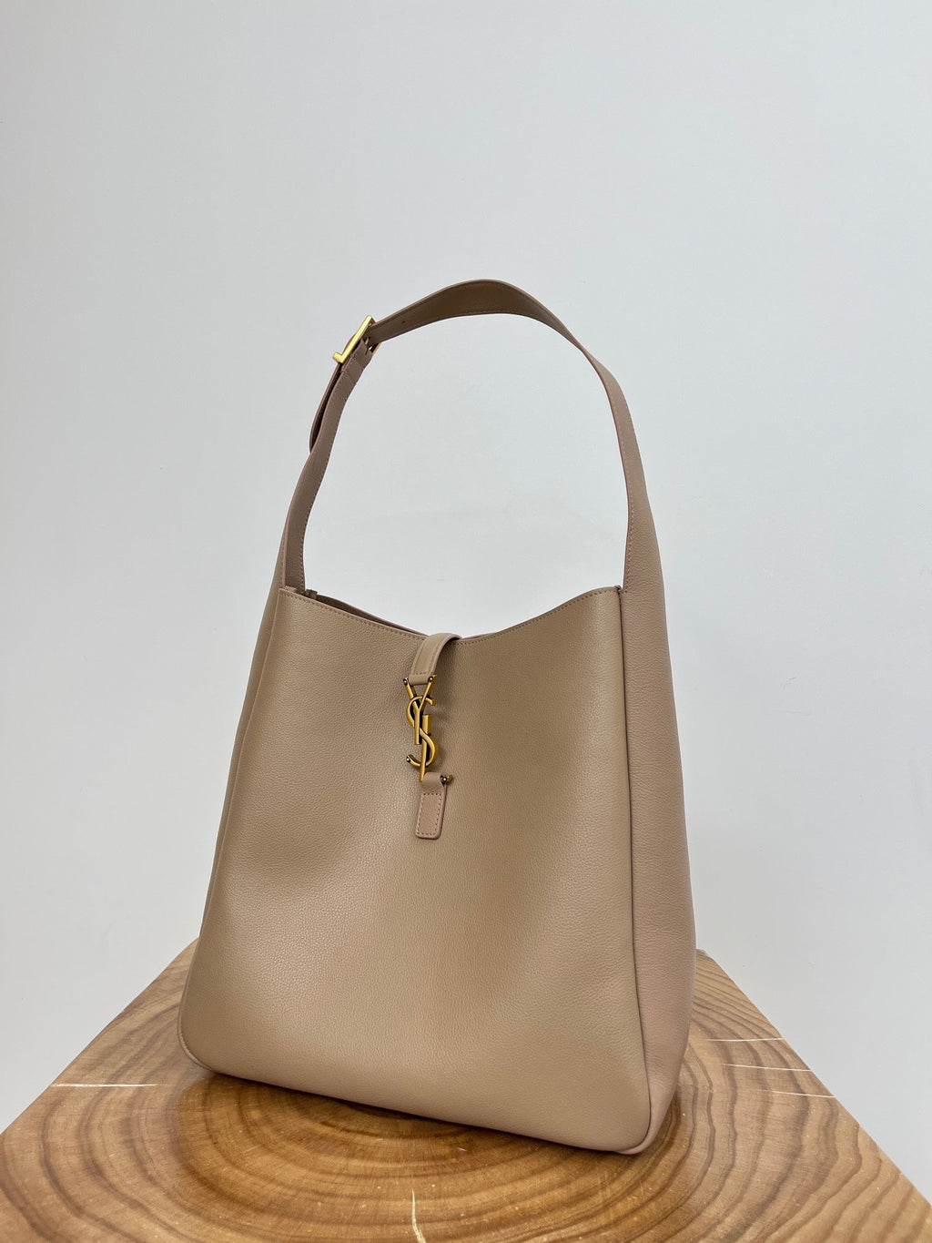 Saint Laurent Le 5 À 7 Large Supple 31 in Light Brown Grained Calfskin Bag