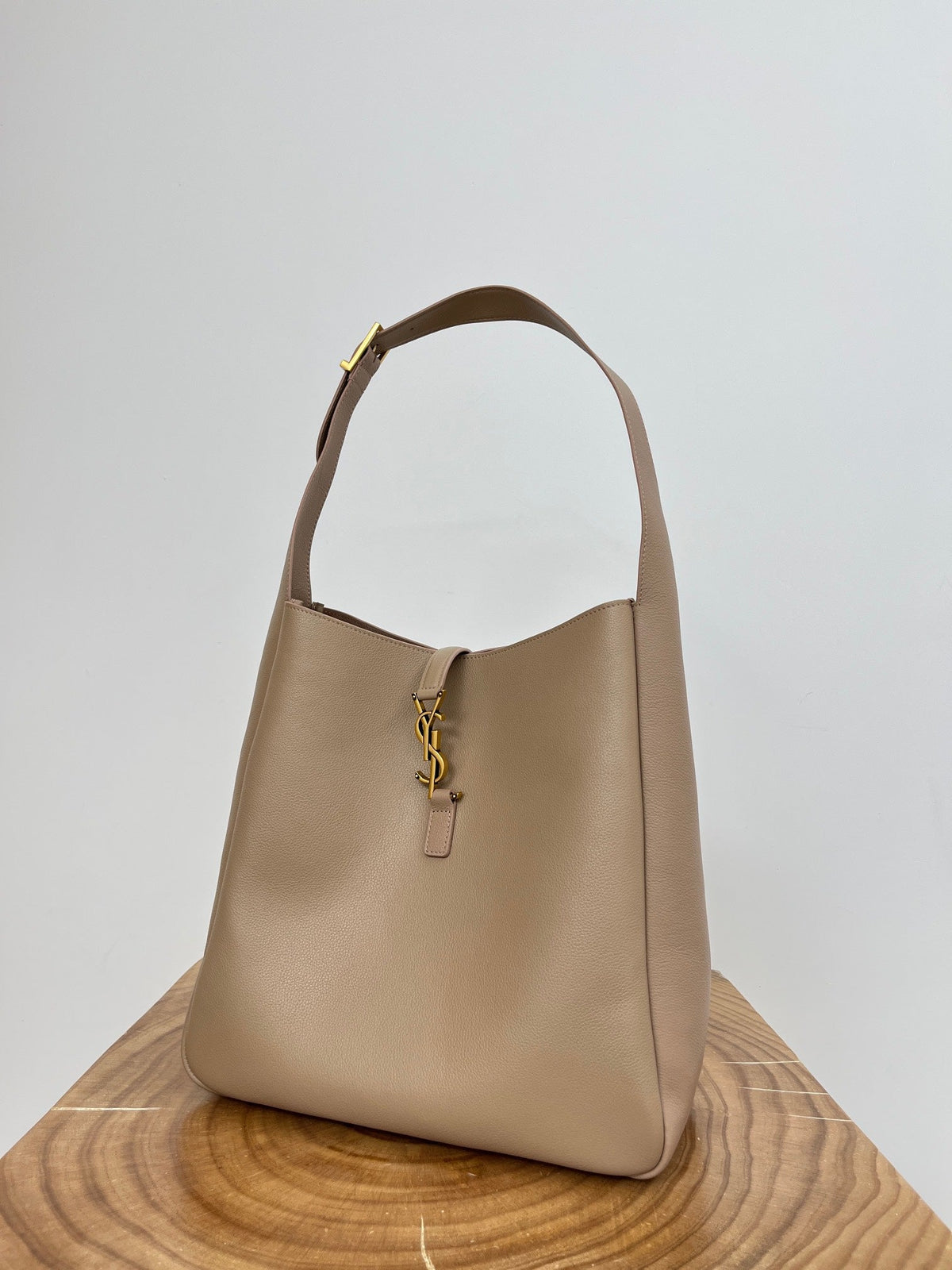 Saint Laurent Le 5 À 7 Large Supple 31 in Light Brown Grained Calfskin Bag