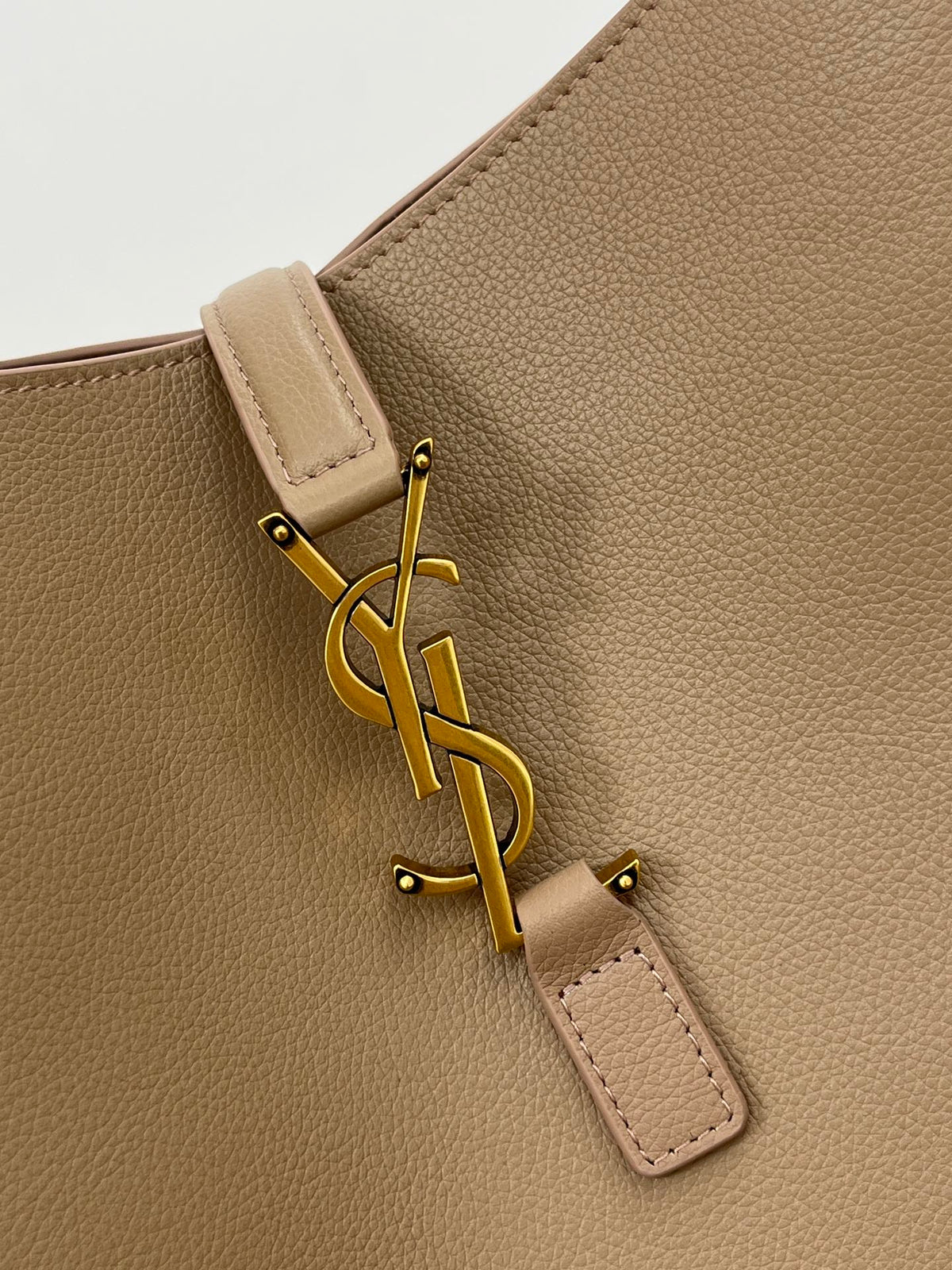 Saint Laurent Le 5 À 7 Large Supple 31 in Light Brown Grained Calfskin Bag