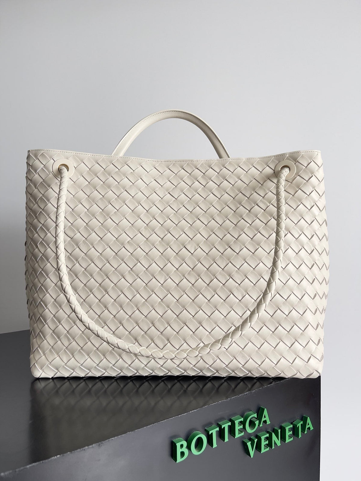 Bottega Veneta Large Handle Bag Andiamo 45 in Off White Lambskin