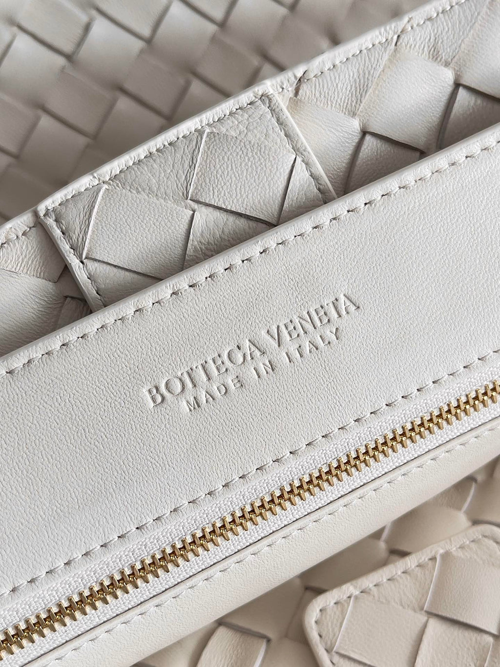 Bottega Veneta Large Handle Bag Andiamo 45 in Off White Lambskin